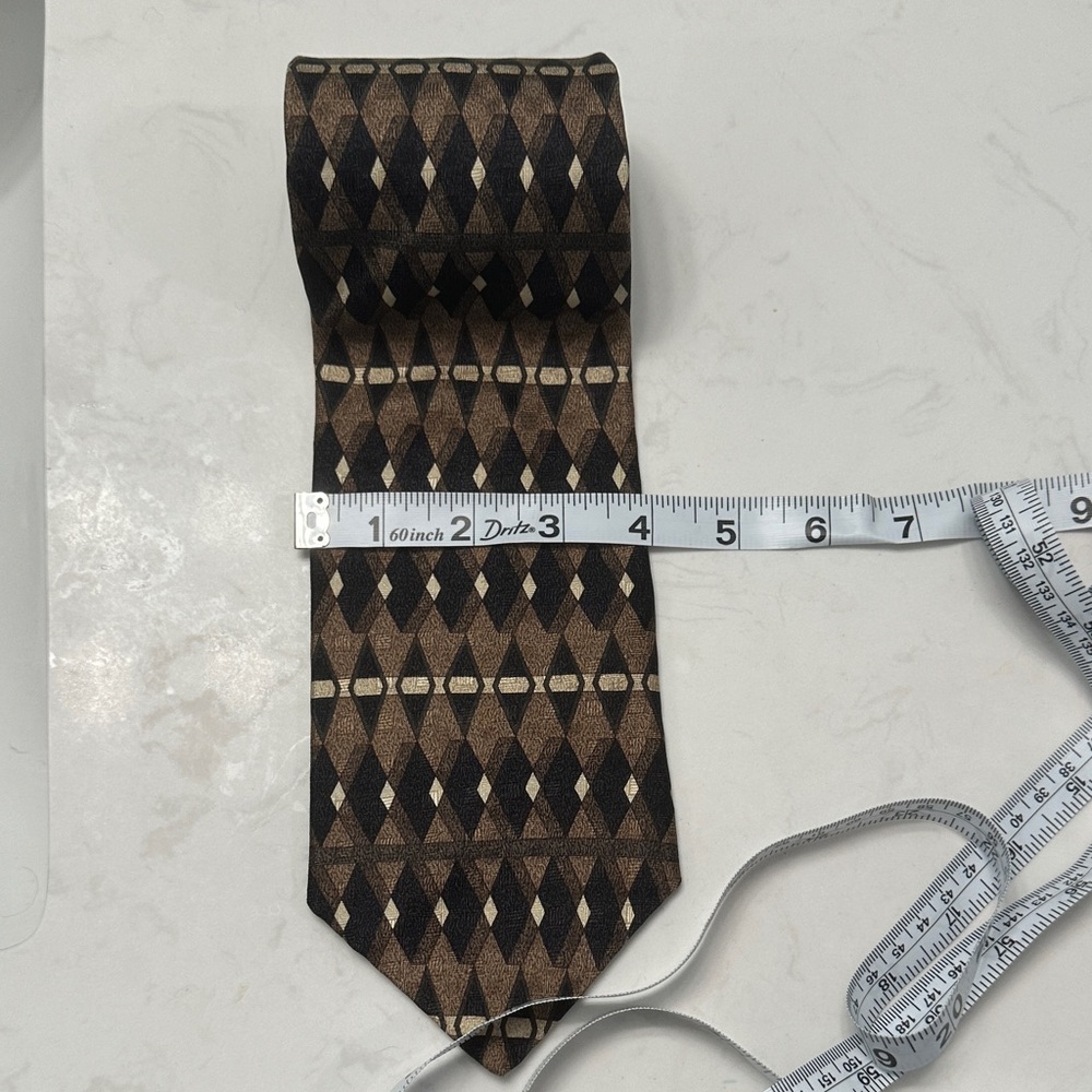 Elegant Diamond Patterned Tie in Black and Brown